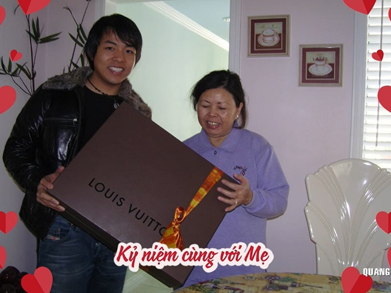 Giàu có, Quang Lê hào phóng với người thân, đồng nghiệp. Nam ca sĩ mua rất nhiều túi xách hàng hiệu để tặng mẹ. Ảnh: Giao thông