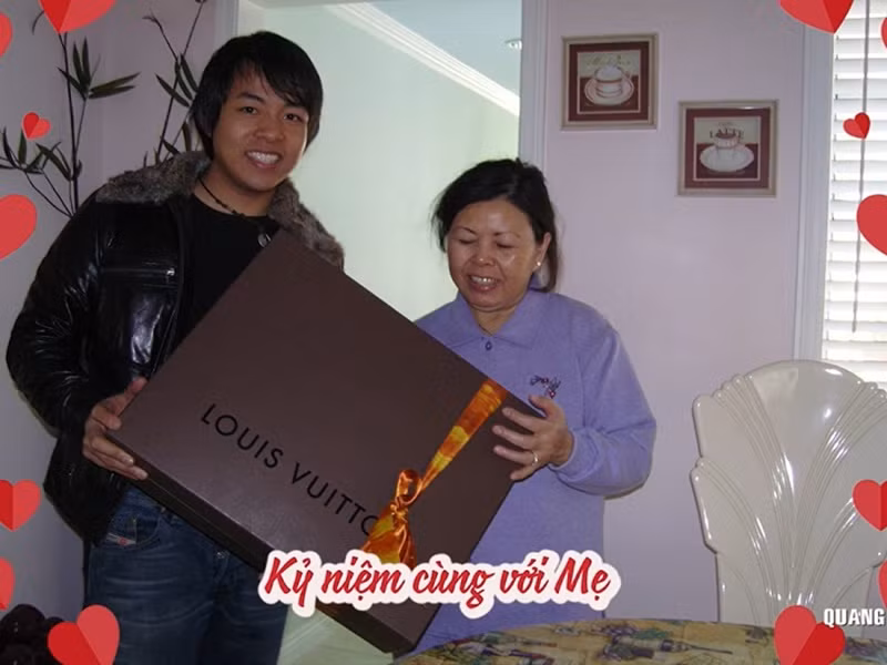 Giàu có, Quang Lê hào phóng với người thân, đồng nghiệp. Nam ca sĩ mua rất nhiều túi xách hàng hiệu để tặng mẹ. Ảnh: Giao thông