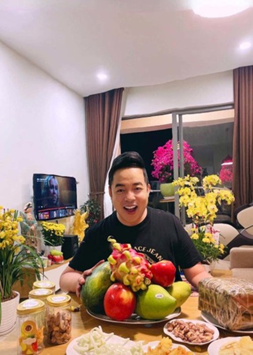 Tại Việt Nam, Quang Lê sở hữu một căn hộ rộng 90m2, thiết kế sang trọng trên tầng 33 của một chung cư tại TP HCM. Ảnh: FBNV