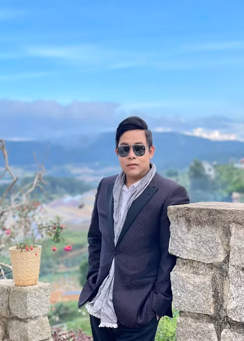  Quang Lê làm liveshow "Hát cho người tình" hình thức dạ tiệc nên số tiền đầu tư cho chương trình lên đến 6 tỷ. Trước đó, nam ca sĩ không ít lần bỏ tiền tỷ thực hiện liveshow.