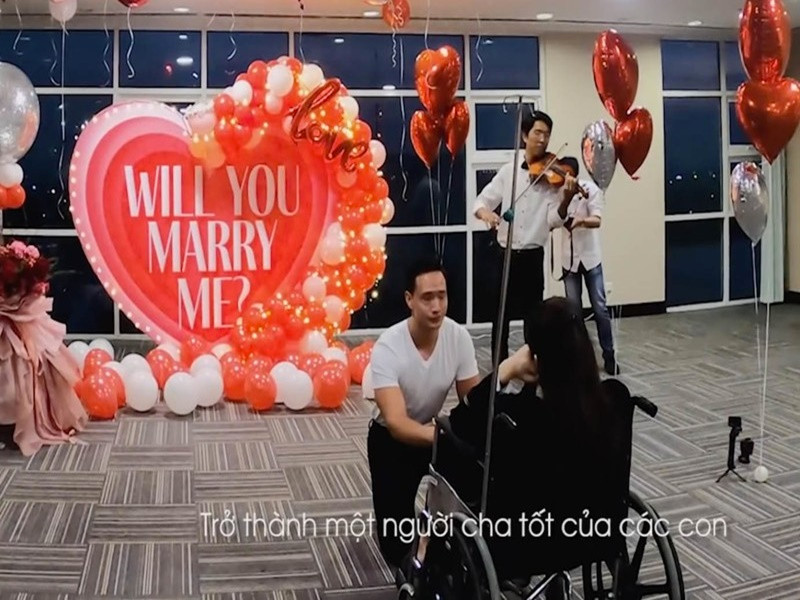 Hồ Ngọc Hà đón nhận lời cầu hôn từ Kim Lý. Ảnh: Vietnamnet