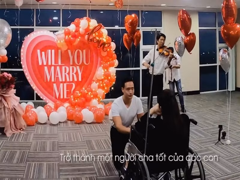 Hồ Ngọc Hà đón nhận lời cầu hôn từ Kim Lý. Ảnh: Vietnamnet