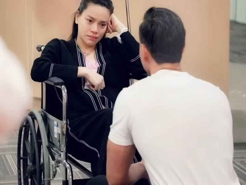 2 ngày sau khi Hồ Ngọc Hà sinh đôi, Kim Lý cầu hôn. Vì sinh mổ, Hà Hồ ngồi xe đẩy được Kim Lý đưa đến chỗ cầu hôn do ê-kíp bí mật chuẩn bị từ trước. Ảnh: FBNV