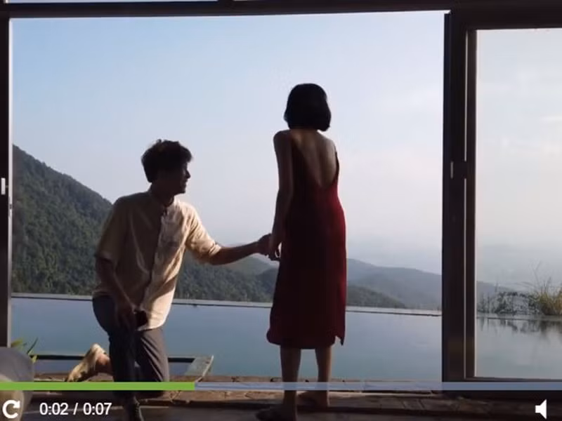 Mới đây, Diệu Nhi chia sẻ clip được Anh Tú cầu hôn. Trong clip, khi Anh Tú vừa quỳ gối và ngỏ lời: "Làm vợ không?", Diệu Nhi bật cười nói: "Thôi thôi anh bỏ đi". Ảnh chụp màn hình