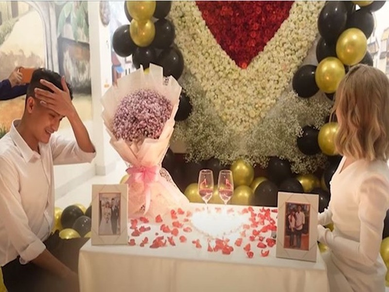 Hồi tháng 4/2022, Mạc Văn Khoa cầu hôn bà xã Thảo Vy. Anh chọn quán bún đậu của mình và giả vờ mời Thảo Vy dự tiệc độc thân của mình. Ảnh: Dân Việt