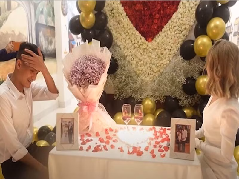 Hồi tháng 4/2022, Mạc Văn Khoa cầu hôn bà xã Thảo Vy. Anh chọn quán bún đậu của mình và giả vờ mời Thảo Vy dự tiệc độc thân của mình. Ảnh: Dân Việt