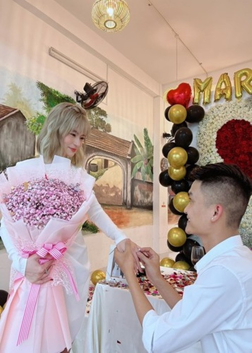 Thảo Vy chia sẻ về màn cầu hôn: “Đúng là ngoài nước mắt ra mình chẳng có gì cả, khóc suốt thôi, nhưng là khóc trong hạnh phúc mọi người ạ. Cảm ơn anh lần nữa vì tình yêu giản đơn anh dành cho em. 1 cách cầu hôn đậm chất Mạc Văn Khoa. Em không cần nơi cao sang lộng lẫy, ở đâu cũng được miễn là có anh và con thì em hạnh phúc lắm rồi”. Ảnh: FBNV