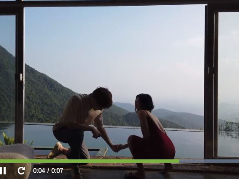 Màn cầu hôn của Anh Tú và Diệu Nhi kéo dài chỉ 7 giây. Chia sẻ clip, Diệu Nhi hài hước viết: “Nếu bạn nghĩ mất 5 phút để xem clip cầu hôn thì không, chúng tôi chỉ có 7 giây”. Ảnh chụp màn hình