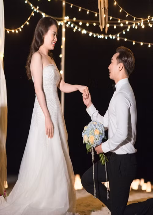 Năm 2017, trong ngày đầu tiên của chuyến đi chụp ảnh cưới, MC Thành Trung cầu hôn Ngọc Hương. Anh hài hước nói với bà xã: "Ngọc Hương, em có đồng ý trở thành Sen, Na, Nụ, Thắm, Tươi, Hồng, Mít, để chăm sóc cuộc đời anh và các con của anh không? Đấy là tên của tất cả các bà giúp việc đã từng làm ở nhà anh. Anh mong rằng em không những yêu anh, lấy anh, mà còn chăm sóc cho anh, lo toan cho gia đình của anh giống như những người đã từng làm ở nhà anh. Em nghĩ sao? Yên tâm, lương cao lắm". Ảnh: Dân Việt