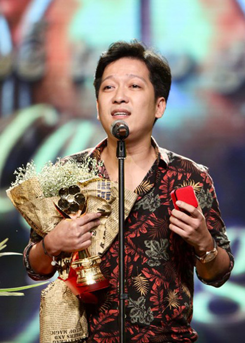 Tháng 1/2018, Trường Giang cầu hôn Nhã Phương khi lên nhận giải tại lễ trao giải Mai Vàng. Chương trình được phát sóng trực tiếp trước hàng triệu khán giả. Ảnh: Pháp luật TP HCM