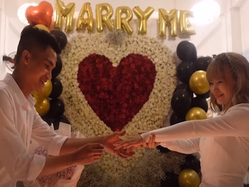 Mạc Văn Khoa quỳ gối cầu hôn rồi trao nhẫn cho Thảo Vy. Ảnh chụp màn hình