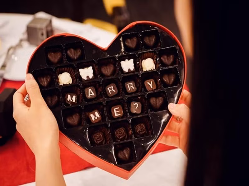 Ngọc Hân cảm động nhất trước món quà socola Phú Đạt tự tay làm. "Một sự thật sốc nữa là cho đến hôm nay - sau ba năm tôi vẫn giữ hộp socola ấy còn nguyên vẹn", người đẹp bật mí. Ảnh: FBNV