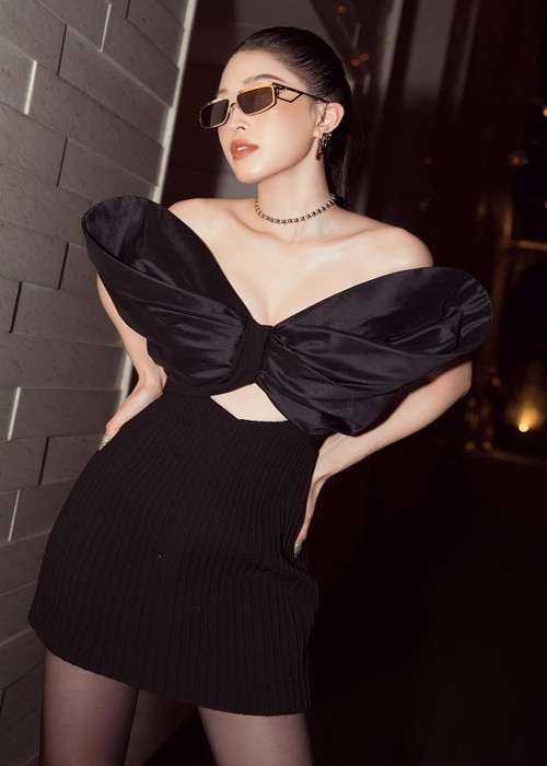 Chân dài sinh năm 1998 diện trang phục có khoảng hở vừa phải giúp hình ảnh quyến rũ, không gây phản cảm.