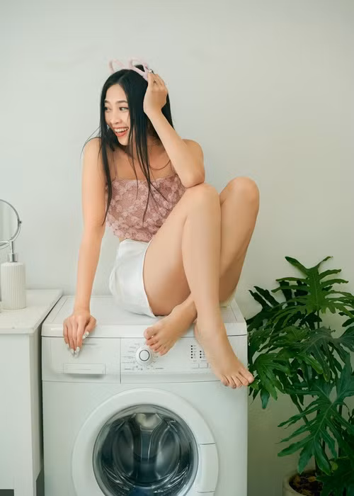 Liêu Hà Trinh kết hôn với doanh nhân kém cô 2 tuổi tên Anh Khoa.