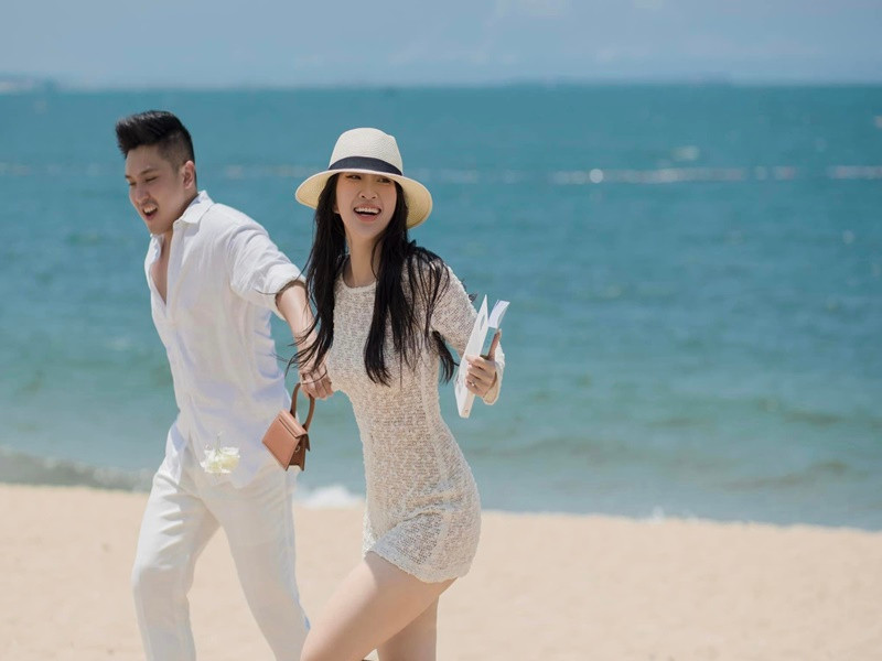 Liêu Hà Trinh có vóc dáng cân đối, gương mặt khả ái.