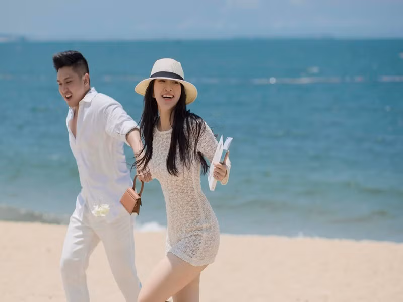 Liêu Hà Trinh có vóc dáng cân đối, gương mặt khả ái.