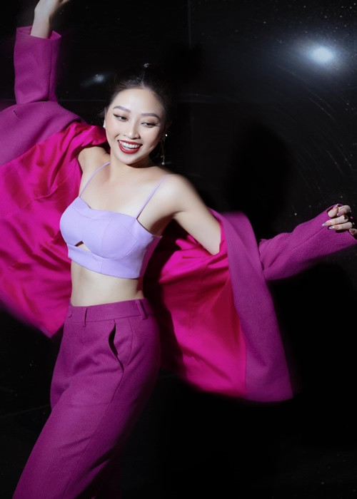 Nữ MC sinh năm 1988 khéo lựa chọn trang phục tôn những điểm mạnh hình thể như vòng eo con kiến, vai trần gợi cảm, đôi chân nuột nà.