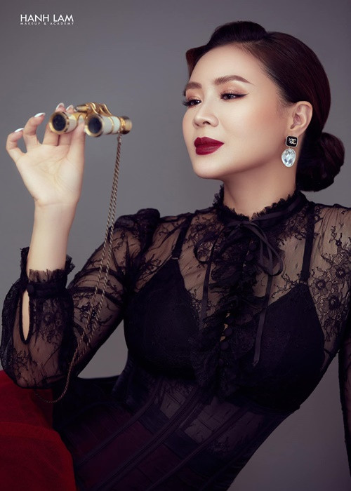 Người đẹp sinh năm 1983 gắn liền với hình ảnh dịu dàng, kín đáo. Tuy nhiên, thi thoảng, Hồng Diễm hóa quý cô sang chảnh, quyến rũ.