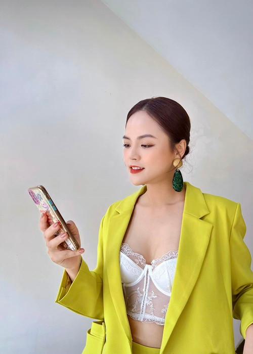 Thu Quỳnh đáp trả những bình luận nghi vấn cô dao kéo: "Các bác có cách nào làm cằm tôi ngắn lại không ạ? Mẹ đẻ ra đã thế này, không mất tiền bơm độn mà các bạn vẫn kêu thiếu tự nhiên".