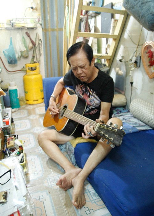 Theo An ninh thủ đô, nhạc sĩ Vinh Sử chia sẻ rằng ông không sợ bệnh tật hay cái chết nhưng lại rất sợ một ngày nào đó mình không thể sáng tác được nữa. Ảnh: Hà nội mới