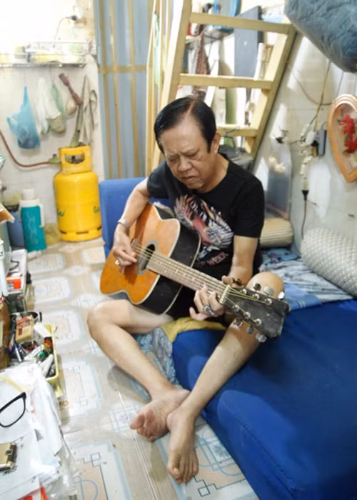 Theo An ninh thủ đô, nhạc sĩ Vinh Sử chia sẻ rằng ông không sợ bệnh tật hay cái chết nhưng lại rất sợ một ngày nào đó mình không thể sáng tác được nữa. Ảnh: Hà nội mới