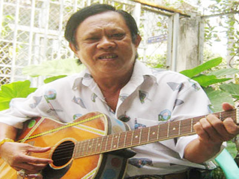 Dù cuộc sống nhiều khó khăn nhưng nhạc sĩ Vinh Sử luôn giữ tinh thần lạc quan, vui sống. Ảnh: Hà nội mới