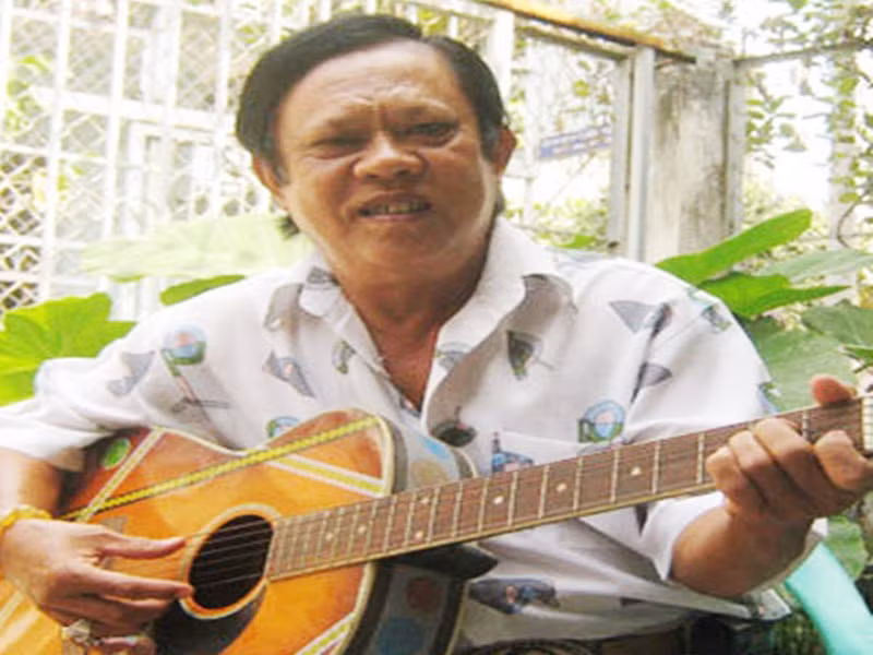 Dù cuộc sống nhiều khó khăn nhưng nhạc sĩ Vinh Sử luôn giữ tinh thần lạc quan, vui sống. Ảnh: Hà nội mới