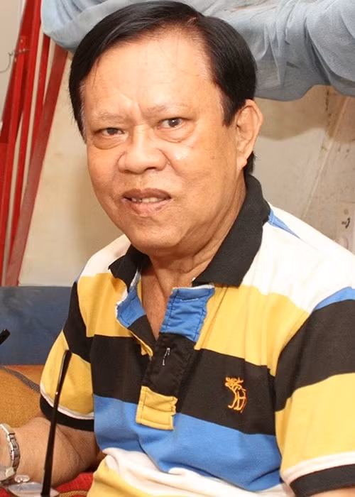 Nhạc sĩ Vinh Sử tâm sự trên Tin tức, tuy khó khăn nhưng ông thấy mình may mắn hơn rất nhiều người, bởi ông luôn nhận được sự giúp đỡ của người hâm mộ, của các nghệ sĩ từ trong và ngoài nước, điều đó giúp ông thấy luôn yêu đời, biết ơn đời nghệ sĩ. Ảnh: Yan