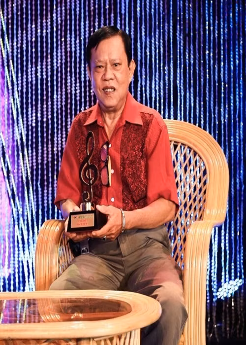 Với nhạc sĩ Vinh Sử, viết nhạc chính là cách chữa trị tốt nhất giúp ông lạc quan vượt qua bệnh tật. Ảnh: Thể thao văn hóa