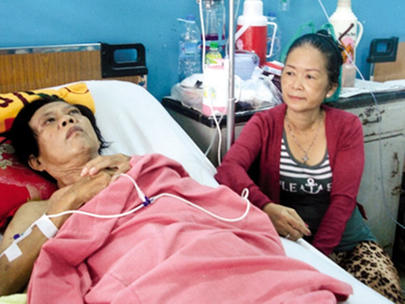 Từ ngày phát bệnh, khối u liên tục di căn khiến tác giả “Nhẫn cỏ cho em” phải mổ đến 5 lần. Vào năm 2020, ông đã cắt sạch những đoạn ruột còn sót lại. Ảnh: Arttimes