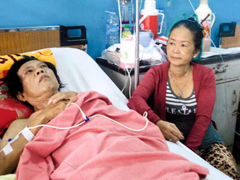 Từ ngày phát bệnh, khối u liên tục di căn khiến tác giả “Nhẫn cỏ cho em” phải mổ đến 5 lần. Vào năm 2020, ông đã cắt sạch những đoạn ruột còn sót lại. Ảnh: Arttimes