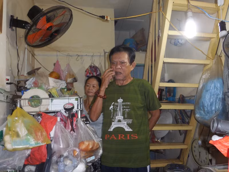 Bà Ngọc Lệ kể, thời điểm trị bệnh và còn tỉnh táo, chồng cũ vẫn viết nhạc kiếm sống, luôn lạc quan, yêu đời. Ảnh: Người lao động