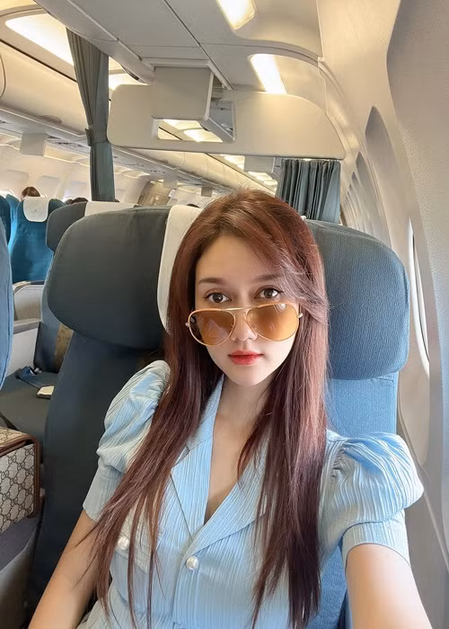 Ngoài ra, bị antifan chê chỉ biết đầu tư nhan sắc còn sự nghiệp không nổi bật, Hương Giang đáp trả: "Thật ra mình không phải một người quá hoành tráng và không có quá nhiều tiền để đầu tư. Mình là một diễn viên tay ngang nhưng mình có niềm đam mê. Mỗi khi có cơ hội, mình đều làm nghề rất nghiêm túc". Ảnh: FBNV