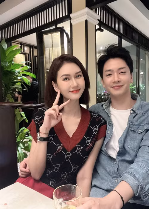 Mới đây, Hương Giang bất ngờ đăng tải hình ảnh bên chàng trai lạ mặt. Đi kèm với đó, cô viết: "Tự dưng muốn hỏi anh một vài điều về mùa thu. Chẳng hạn như thạch thảo sẽ nở trong bao nhiêu ngày, phải đợi bao lâu thì quả hồng trên cây mới chín đỏ, trời se lạnh thế nào thì cần mặc thêm áo dài tay? Hay... tháng 9 anh có thích em không? Ảnh minh họa". Nhanh chóng, Hương Giang vướng nghi vấn có tình mới. Ảnh: FBNV