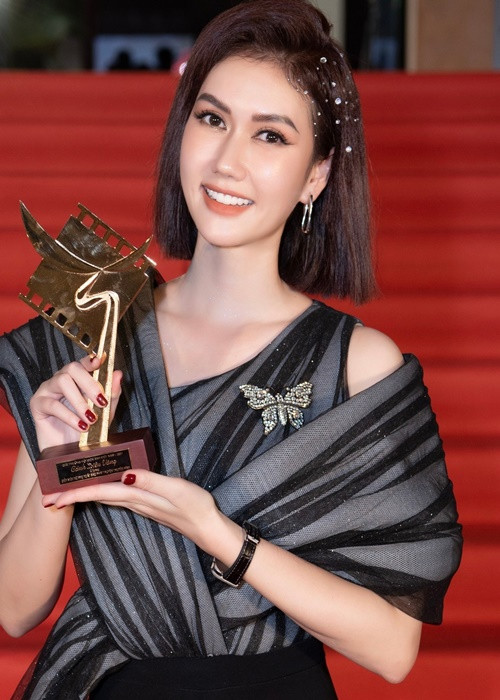 Gần đây, Hương Giang nhận giải Nữ diễn viên phụ xuất sắc tại Cánh diều vàng 2021. Khi khoe chiếc cúp, cô bị antifan đặt nghi vấn có đại gia "chống lưng" mua giải. Đối mặt với nghi vấn này, Hương Giang rất bức xúc. Ảnh: FBNV