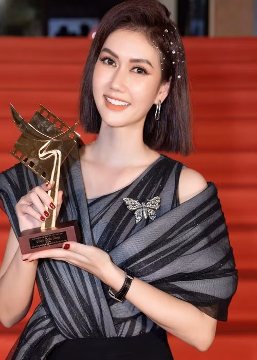 Gần đây, Hương Giang nhận giải Nữ diễn viên phụ xuất sắc tại Cánh diều vàng 2021. Khi khoe chiếc cúp, cô bị antifan đặt nghi vấn có đại gia "chống lưng" mua giải. Đối mặt với nghi vấn này, Hương Giang rất bức xúc. Ảnh: FBNV