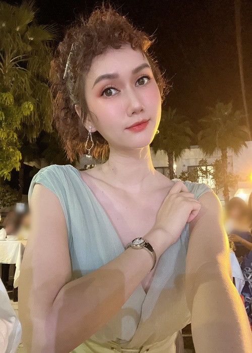 Nữ diễn viên giải thích về hình ảnh bên Đình Tú hậu chia tay: “Thi thoảng mọi người vẫn có thể nhìn thấy Hương Giang - Đình Tú đi cùng với những người bạn thân của bọn mình. Bọn mình chia tay nhau nhưng không bỏ bạn bè, vì thế chuyện đi ăn cùng những người bạn thân là điều hết sức bình thường. Tôi không còn liên quan đến cuộc sống cũng như chuyện tình cảm riêng tư của Đình Tú nữa". Ảnh: FBNV