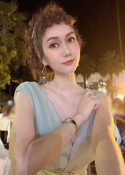 Nữ diễn viên giải thích về hình ảnh bên Đình Tú hậu chia tay: “Thi thoảng mọi người vẫn có thể nhìn thấy Hương Giang - Đình Tú đi cùng với những người bạn thân của bọn mình. Bọn mình chia tay nhau nhưng không bỏ bạn bè, vì thế chuyện đi ăn cùng những người bạn thân là điều hết sức bình thường. Tôi không còn liên quan đến cuộc sống cũng như chuyện tình cảm riêng tư của Đình Tú nữa". Ảnh: FBNV