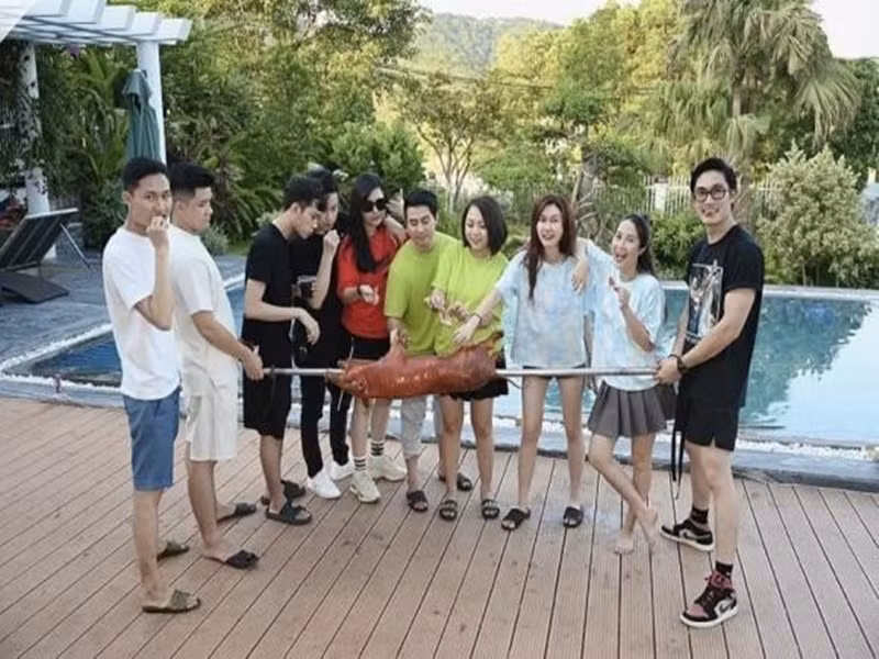 Cuối tháng 8/2022, Hương Giang gây chú ý khi lộ diện bên Đình Tú cùng hội bạn bè. Ảnh: Bảo vệ công lý