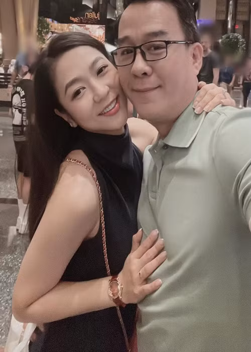 Cuối tháng 8/2022, khi Hà Thanh Xuân vướng nghi vấn mang thai, Thắng Ngô khéo phủ nhận. "Không em à. Vợ anh muốn con tuổi mèo giống cha”, nam doanh nhân phản hồi khi một cư dân mạng đặt nghi vấn nữ ca sĩ bầu bí.