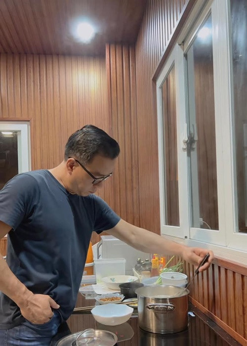 “Vua cá Koi” cũng chăm chút cho vợ. Đối với anh, hạnh phúc đôi khi chỉ đơn giản là nấu một món bản thân thích và người bạn đời cũng thích.