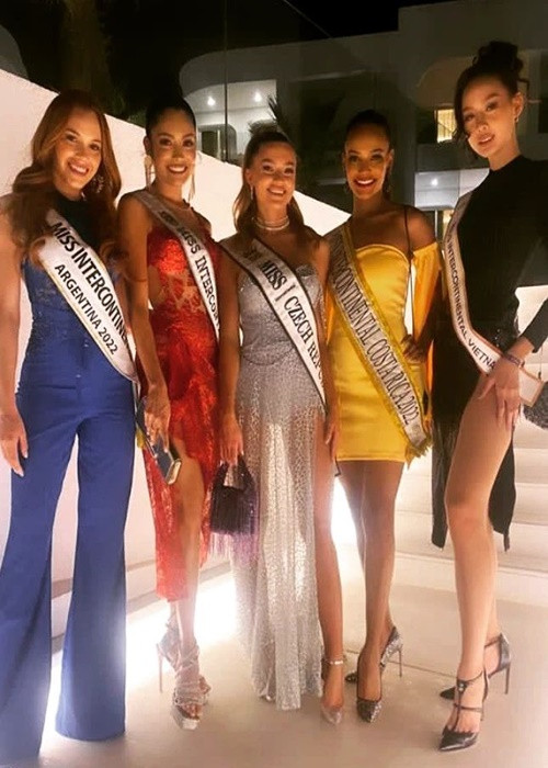 Đại diện Việt Nam khoe vẻ gợi cảm khi đọ sắc cùng dàn thí sinh trong một hoạt động mới đây. Ảnh: Instagram