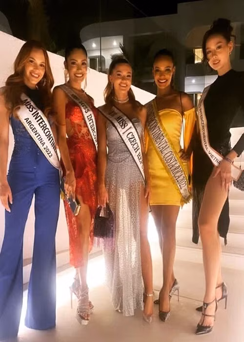 Đại diện Việt Nam khoe vẻ gợi cảm khi đọ sắc cùng dàn thí sinh trong một hoạt động mới đây. Ảnh: Instagram