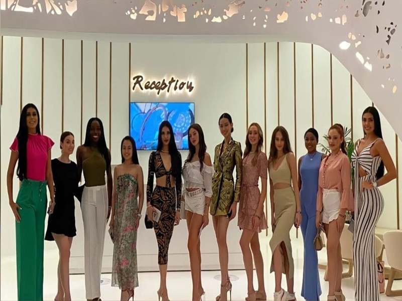 Đại diện Việt Nam là một trong những thí sinh Hoa hậu Liên lục địa 2022 có chiều cao "khủng". Bảo Ngọc cao 1m85, đại diện Mexico (áo hồng) cao 1m83, đại diện Colombia (áo sọc trắng đen) cao 1m78. Ảnh: Vietnam Beauties