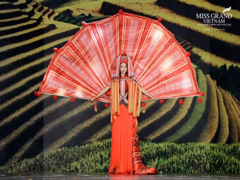 Trang phục dân tộc của Bảo Ngọc vừa được công bố. Cụ thể, đại diện Việt Nam sẽ diện mẫu thiết kế mang tên "Cô em Dao đỏ", lấy cảm hứng từ trang phục cưới của phụ nữ dân tộc Dao đỏ, kết hợp vẻ đẹp của tà áo dài truyền thống. Ảnh: Tiền Phong