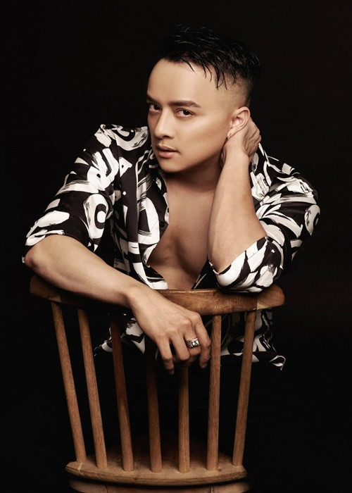 Về phần mình, Cao Thái Sơn cho biết, anh không muốn nhắc tới câu chuyện Nathan Lee đăng ký độc quyền thương hiệu Cao Thái Sơn. "Tôi không quan tâm tới vấn đề này. Toàn bộ những vấn đề về pháp lý, tôi đã có luật sư và người đại diện đảm trách. Tôi chỉ tập trung vào công việc của mình đó là kinh doanh và âm nhạc", Cao Thái Sơn chia sẻ trên Dân Việt. Ảnh: FBNV