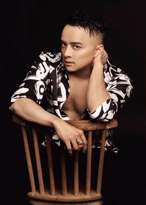 Về phần mình, Cao Thái Sơn cho biết, anh không muốn nhắc tới câu chuyện Nathan Lee đăng ký độc quyền thương hiệu Cao Thái Sơn. "Tôi không quan tâm tới vấn đề này. Toàn bộ những vấn đề về pháp lý, tôi đã có luật sư và người đại diện đảm trách. Tôi chỉ tập trung vào công việc của mình đó là kinh doanh và âm nhạc", Cao Thái Sơn chia sẻ trên Dân Việt. Ảnh: FBNV