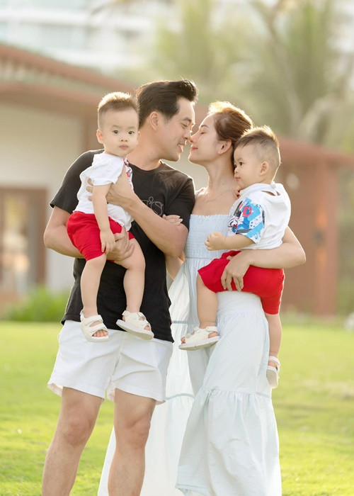 Cuối tháng 10/2020, Dương Khắc Linh và bà xã vui mừng đón hai con trai sinh đôi Mickey và Jerry.