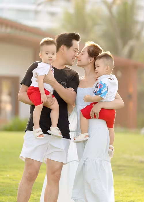 Cuối tháng 10/2020, Dương Khắc Linh và bà xã vui mừng đón hai con trai sinh đôi Mickey và Jerry.