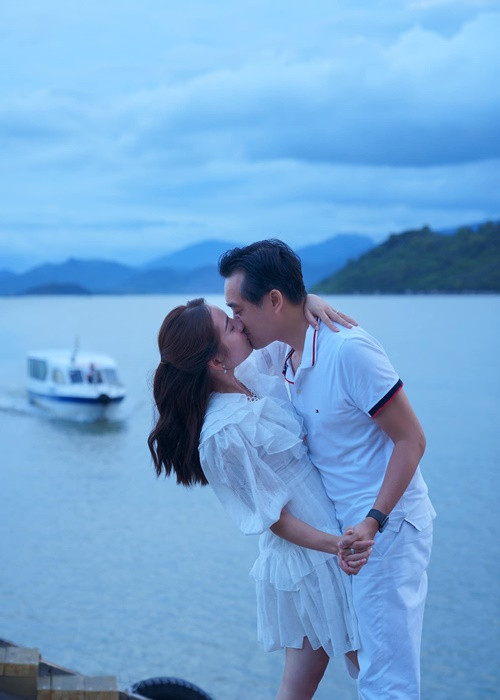 Nam nhạc sĩ còn thường xuyên đưa bà xã kém 13 tuổi đi du lịch.